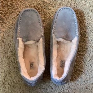 New, never worn Ugg Slippers, Grey sz 10